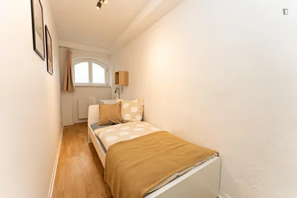 Zimmer mit Doppelbett zu vermieten {area}