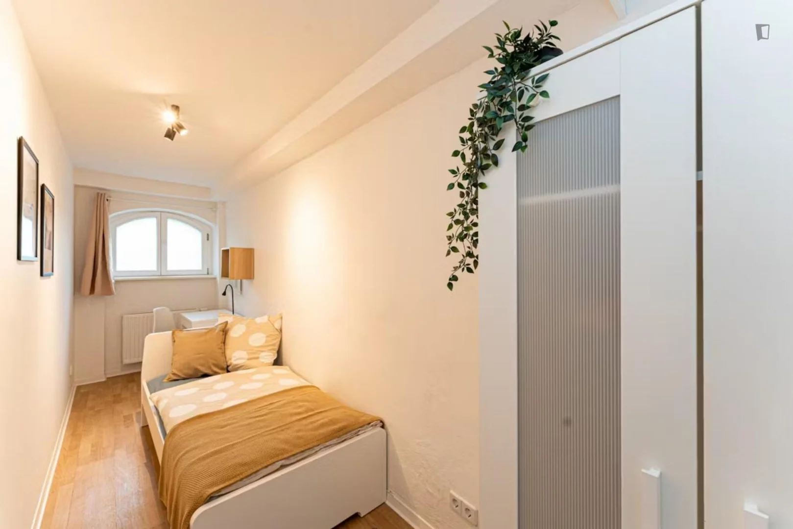 Habitación estudiantil luminosa y aireada con fácil acceso a la universidad en 