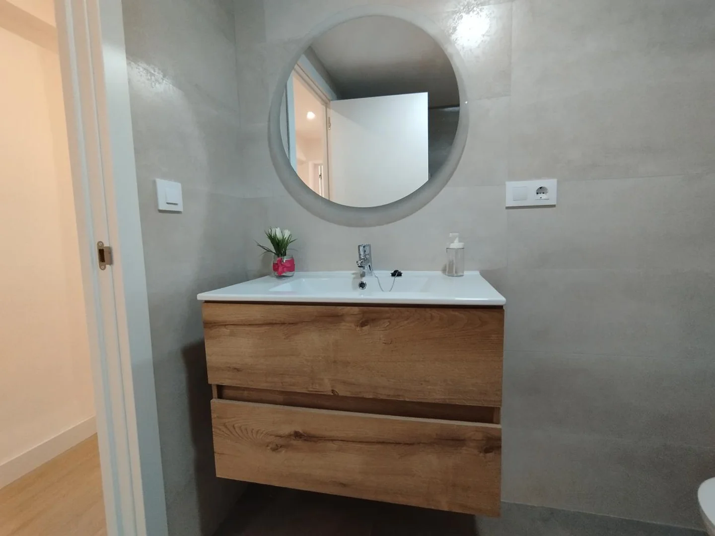 Affordable room for students with ample lighting in 