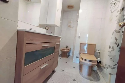 Shared room at Avinguda del Doctor Peset Aleixandre, 67, esc. 0 6º 18, image 6 of 26