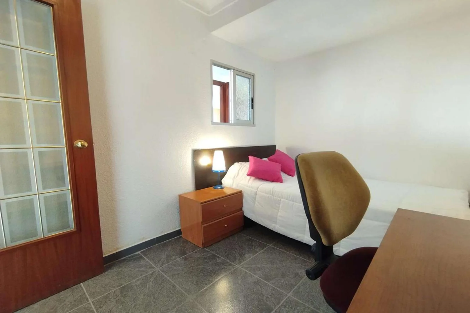 Cozy room for students available in
