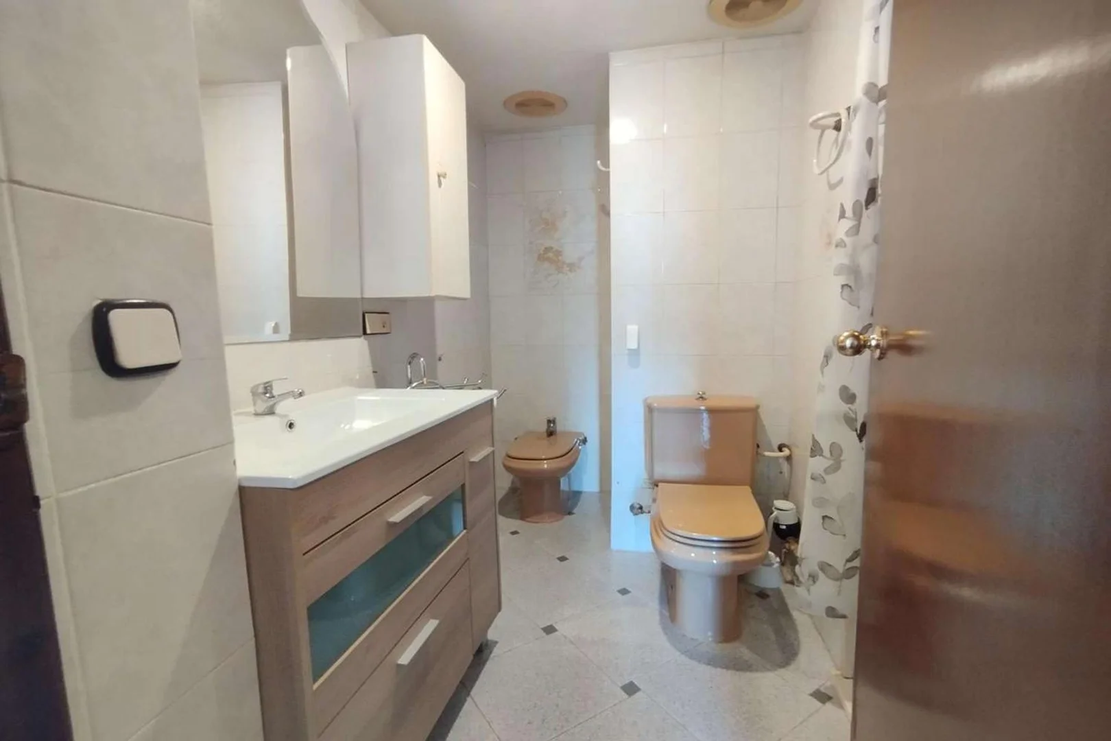 Economical student room with convenient location in