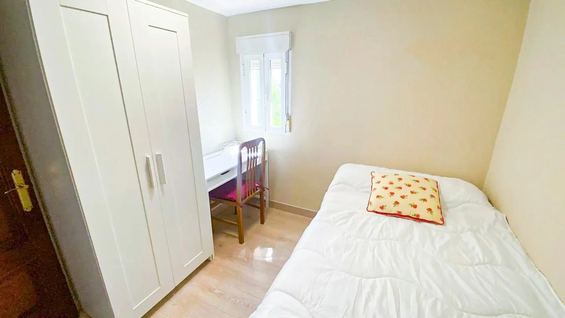 Habitación estudiantil económica cerca del campus en 