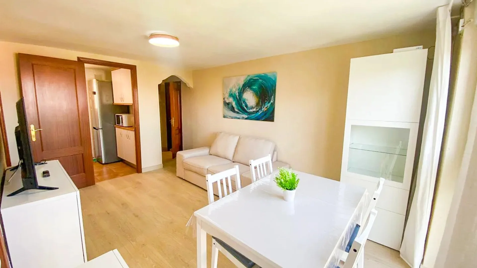 Habitación estudiantil luminosa y aireada con fácil acceso a la universidad en 