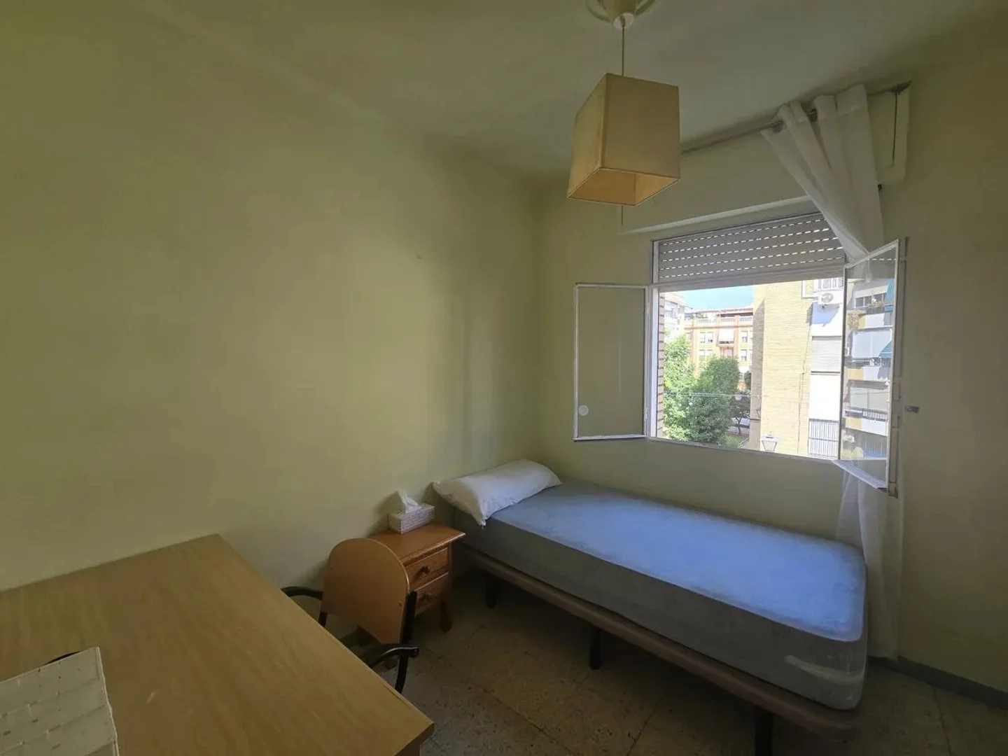 Habitación estudiantil económica con ubicación conveniente en 