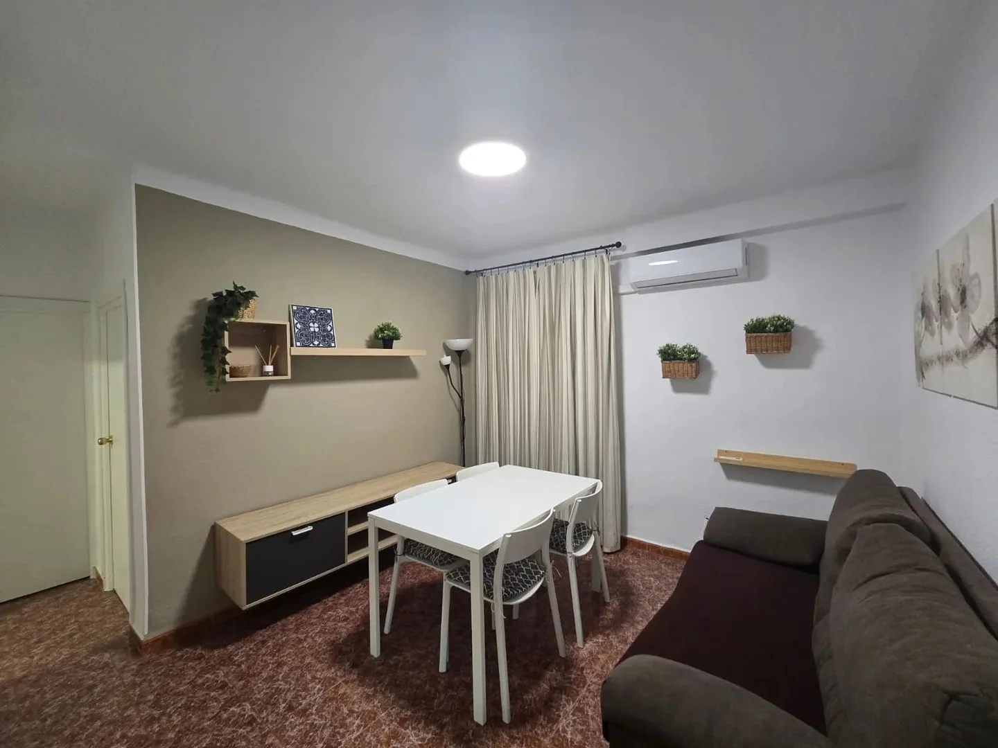 Habitación estudiantil amplia y cómoda en 