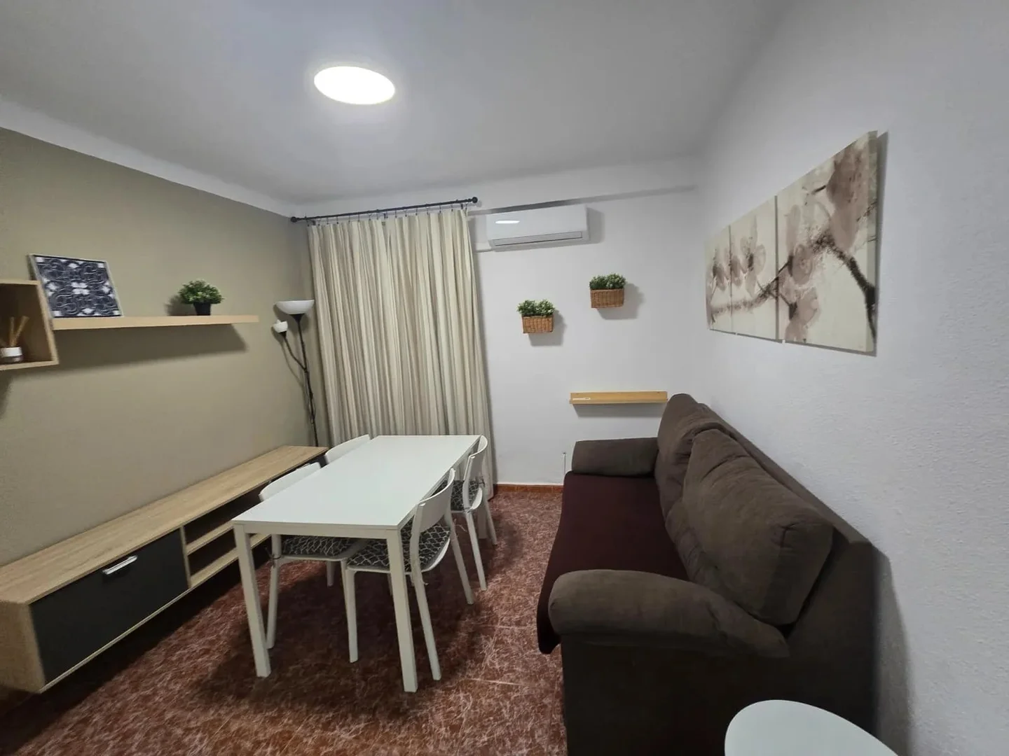 Habitación estudiantil luminosa y aireada con fácil acceso a la universidad en 