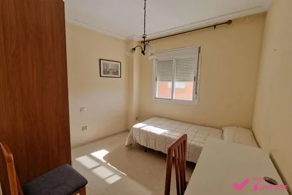 Habitación compartida en Avenida Ronda del Tamarguillo, 25, esc. 0 2º 2B- 4, imagen 1 de 33