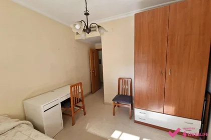 Habitación compartida en Avenida Ronda del Tamarguillo, 25, esc. 0 2º 2B- 4, imagen 2 de 33