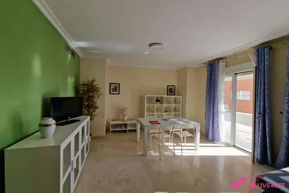 Habitación compartida en Avenida Ronda del Tamarguillo, 25, esc. 0 2º 2B- 4, imagen 4 de 33