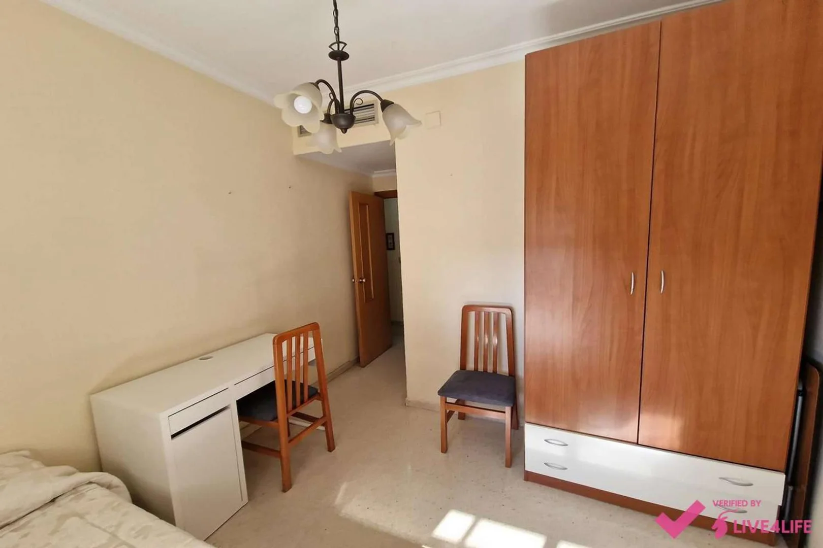 Habitación estudiantil funcional perfecta para estudiar en 