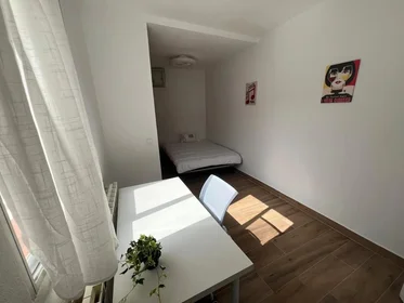 Stanza condivisa in Calle de Campomanes, 10, esc. 0 5º 1, immagine 1 di 15