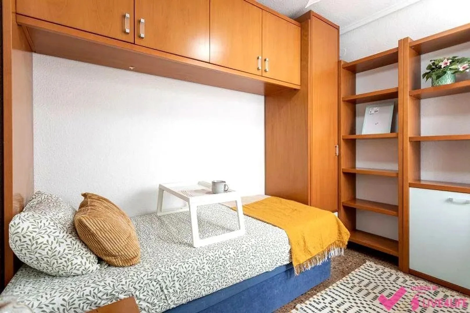 Functional student room perfect for studying in 