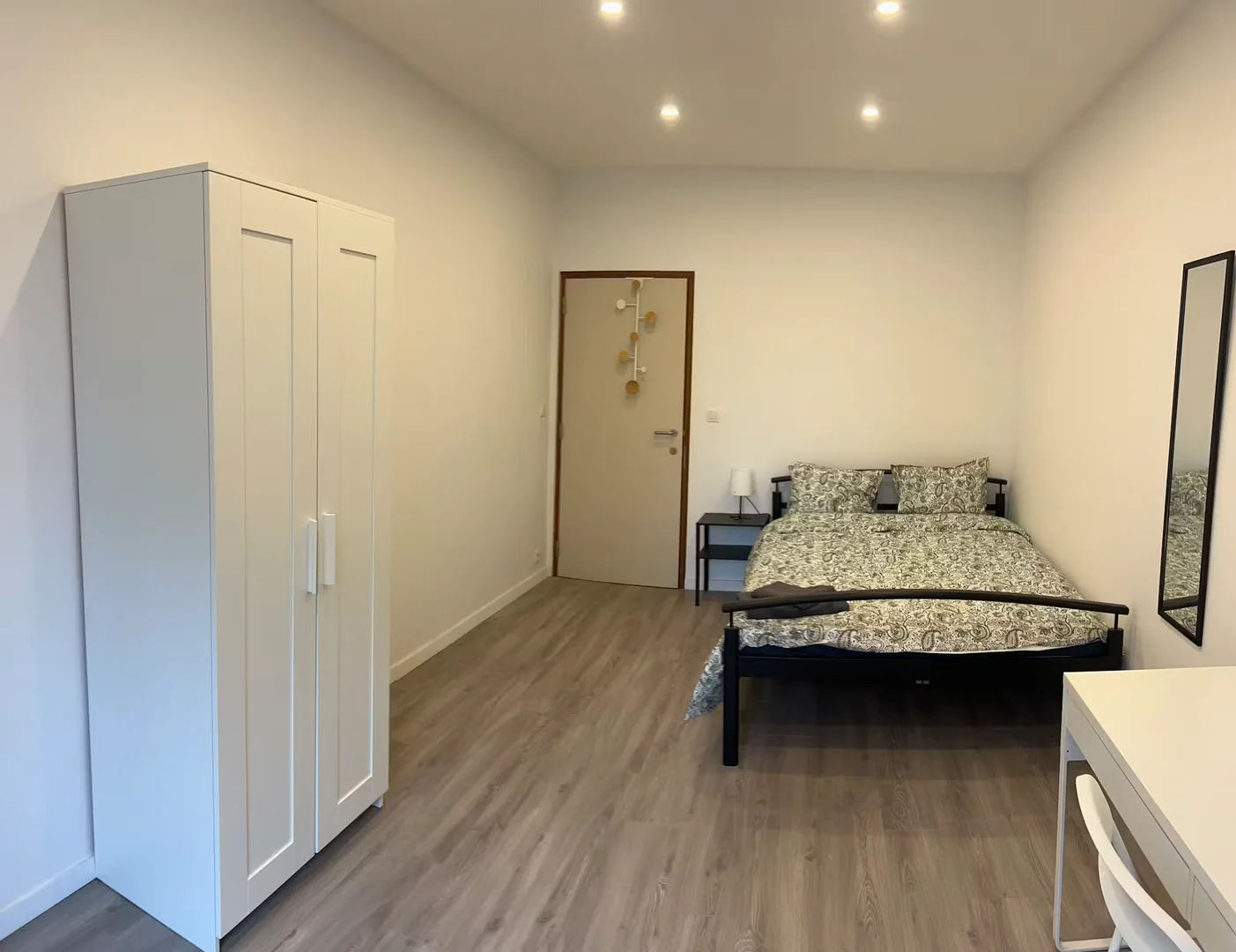 Functional student room perfect for studying in 