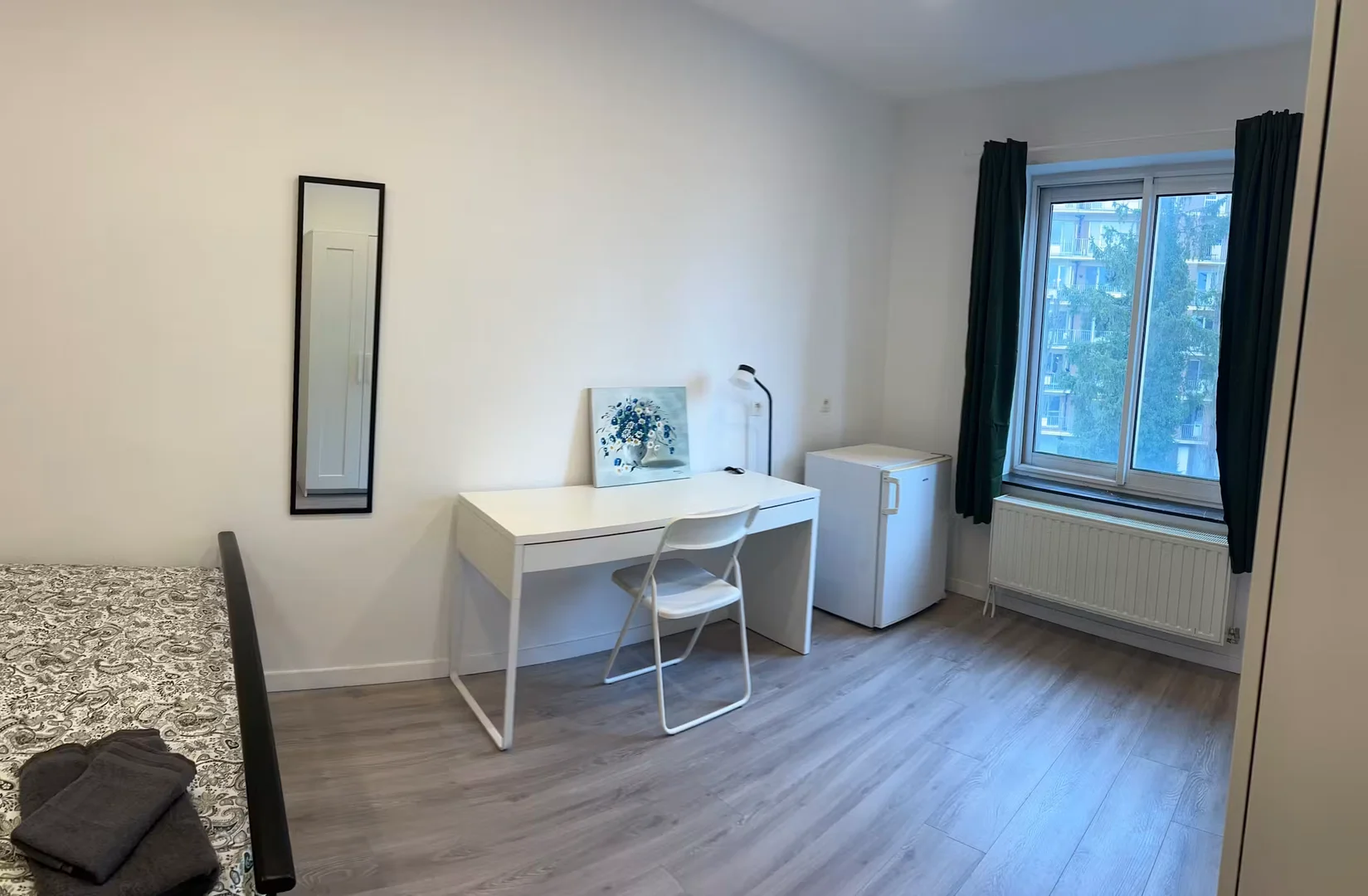 Affordable room for students with ample lighting in 
