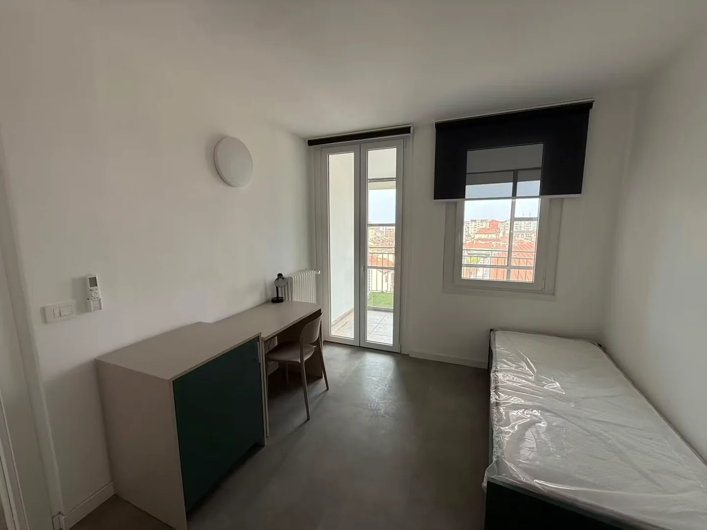 Studentenzimmer in  mit Arbeitsbereich und Gemeinschaftseinrichtungen