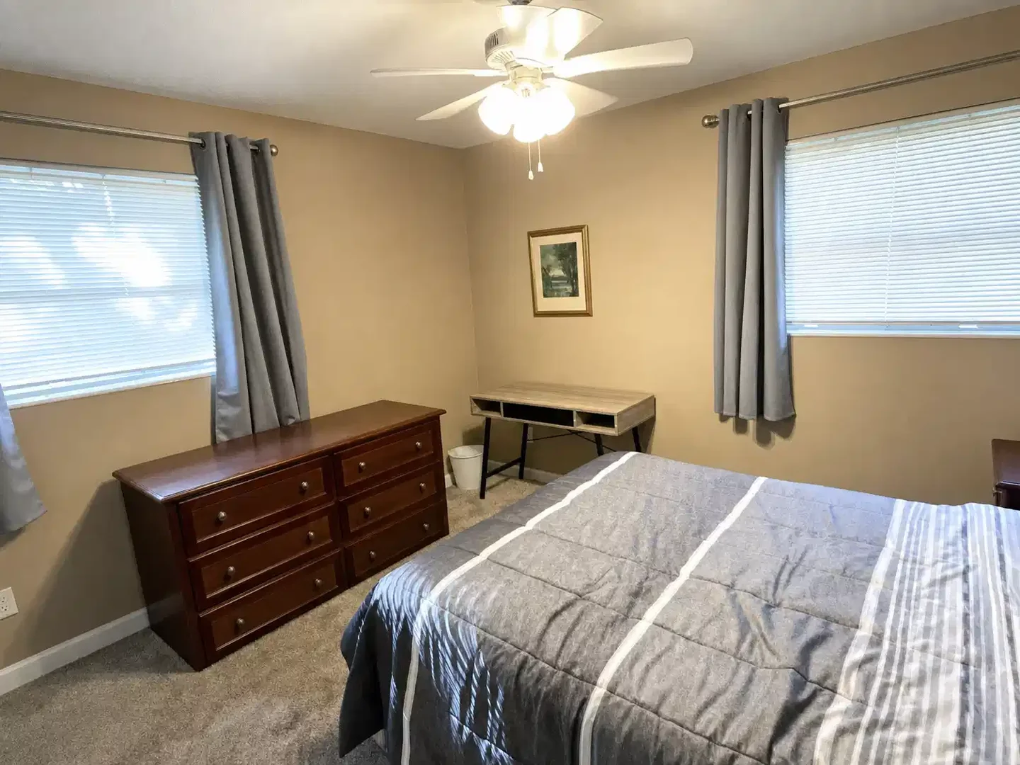 Habitación estudiantil luminosa y aireada con fácil acceso a la universidad en 