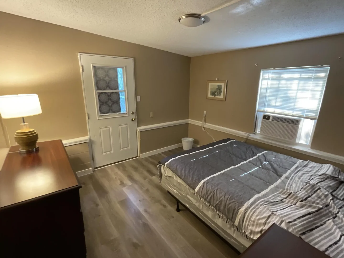 Habitación estudiantil luminosa y aireada con fácil acceso a la universidad en 