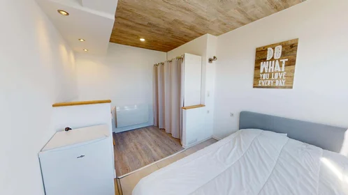 Quarto privado em 145 Av. de la Libération Charles de Gaulle, 33110 Le Bouscat, France, imagem 2 de 17