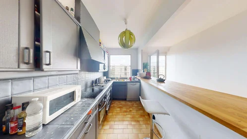 {area} de çift kişilik yataklı kiralık oda
