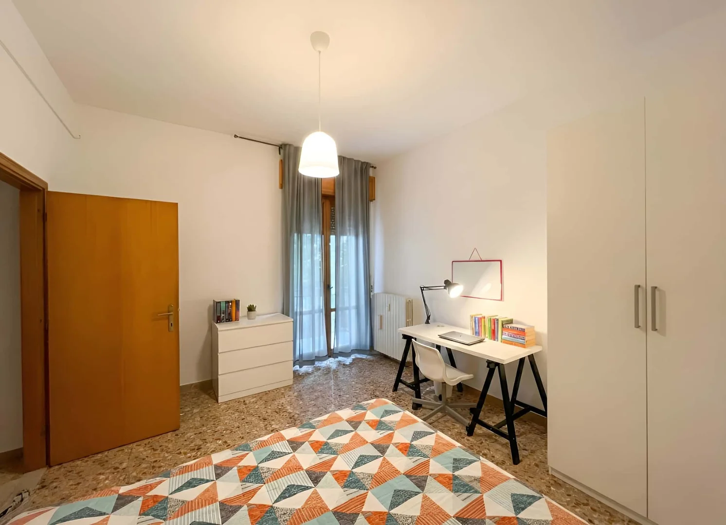 Bright and airy student room with easy university access in 