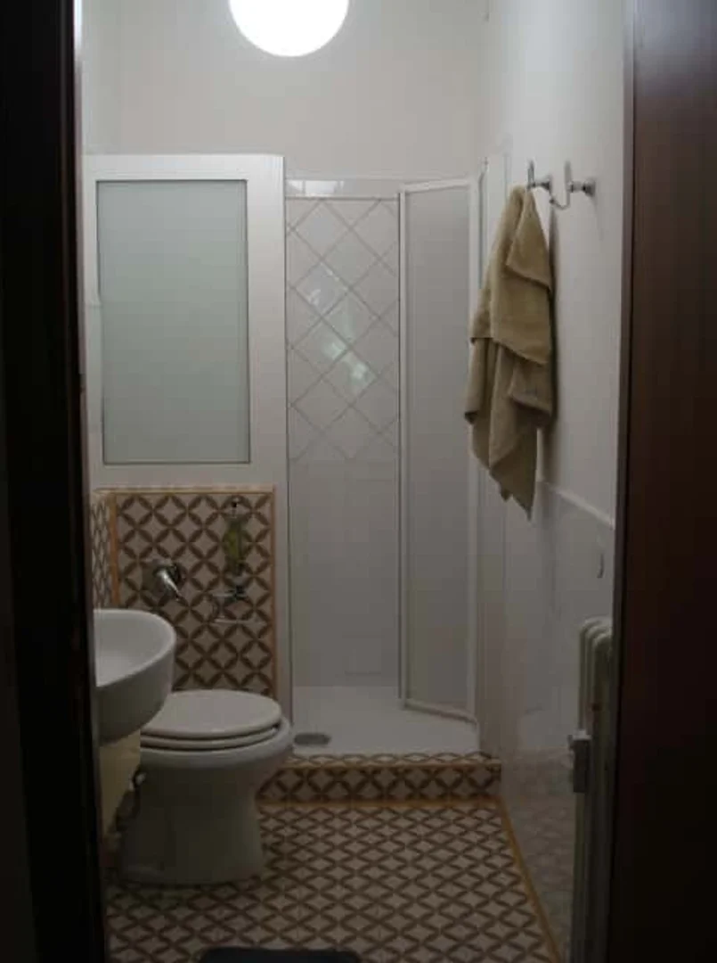 Habitación estudiantil económica con ubicación conveniente en 