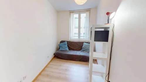 Dairenin tamamı konumu 20 Rue des Frères Chappe, 42000 Saint-Étienne, France, 13 17 görüntüsü