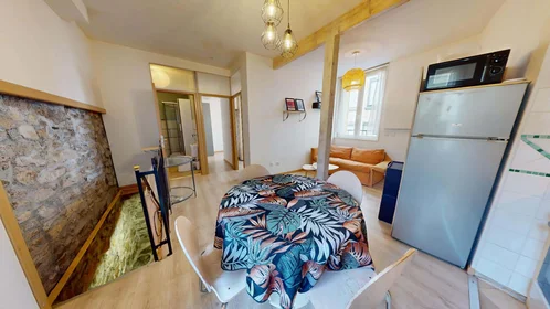 Dairenin tamamı konumu 20 Rue des Frères Chappe, 42000 Saint-Étienne, France, 6 17 görüntüsü