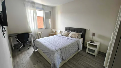 Chambre privée à C. de Cartago, San Blas-Canillejas, 28022 Madrid, Spain, image 2 de 21