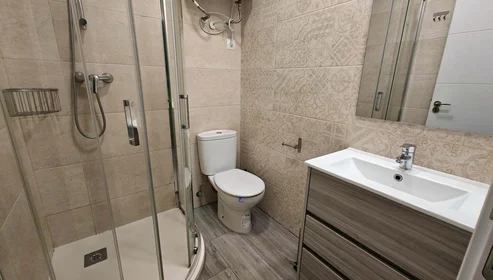 Chambre privée à C. de Cartago, San Blas-Canillejas, 28022 Madrid, Spain, image 12 de 21