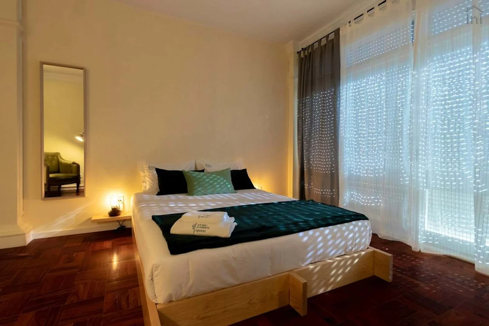 Bright and airy student room with easy university access in 