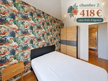 Quarto iluminado em {area}