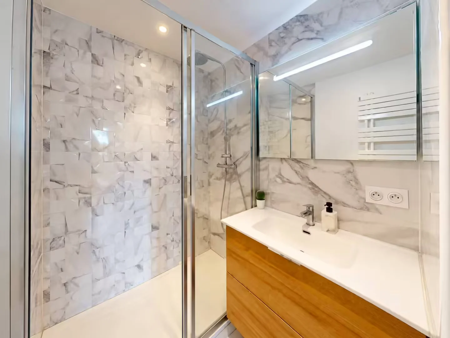 Quarto de estudante económico com localização conveniente em 