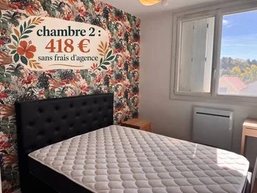 Quarto para alugar com cama de casal em {area}