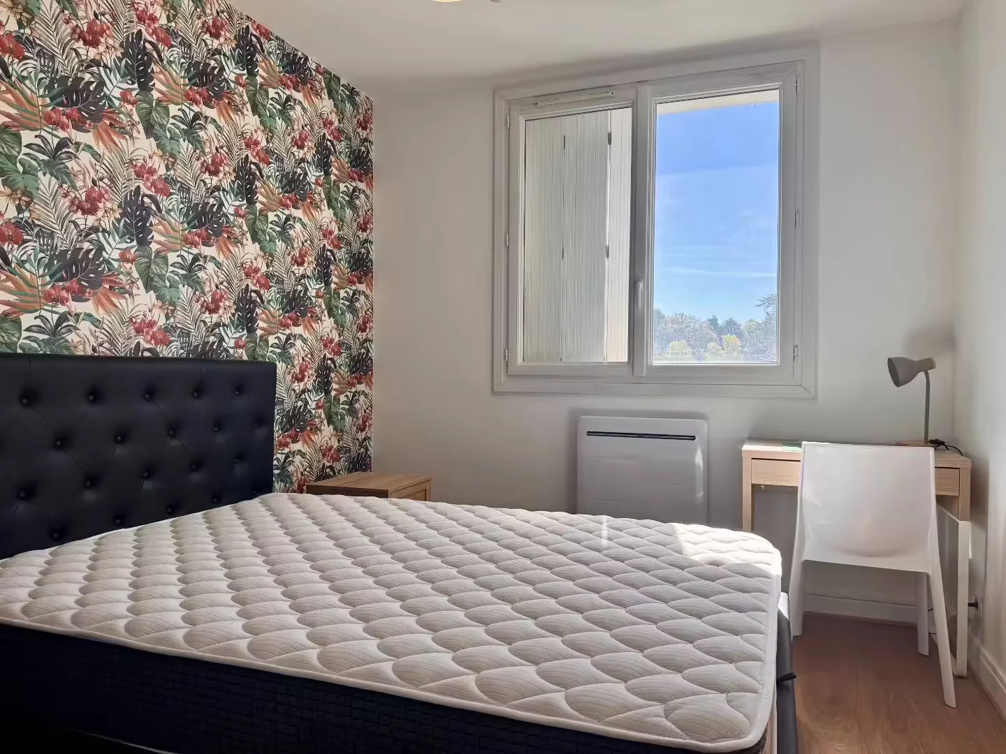 Quarto acessível para estudantes com iluminação ampla em 