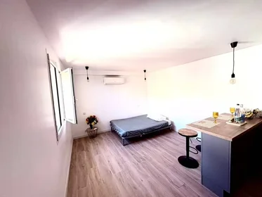 Habitación en alquiler con cama doble {area}