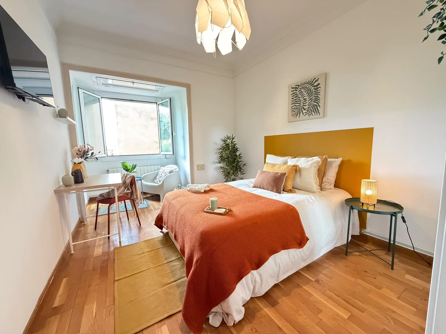 Chambre d'étudiant à  avec espace d'étude et installations communes