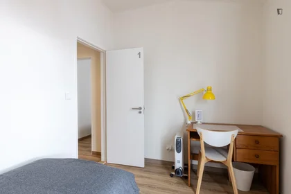 {area} de aylık kiralık oda