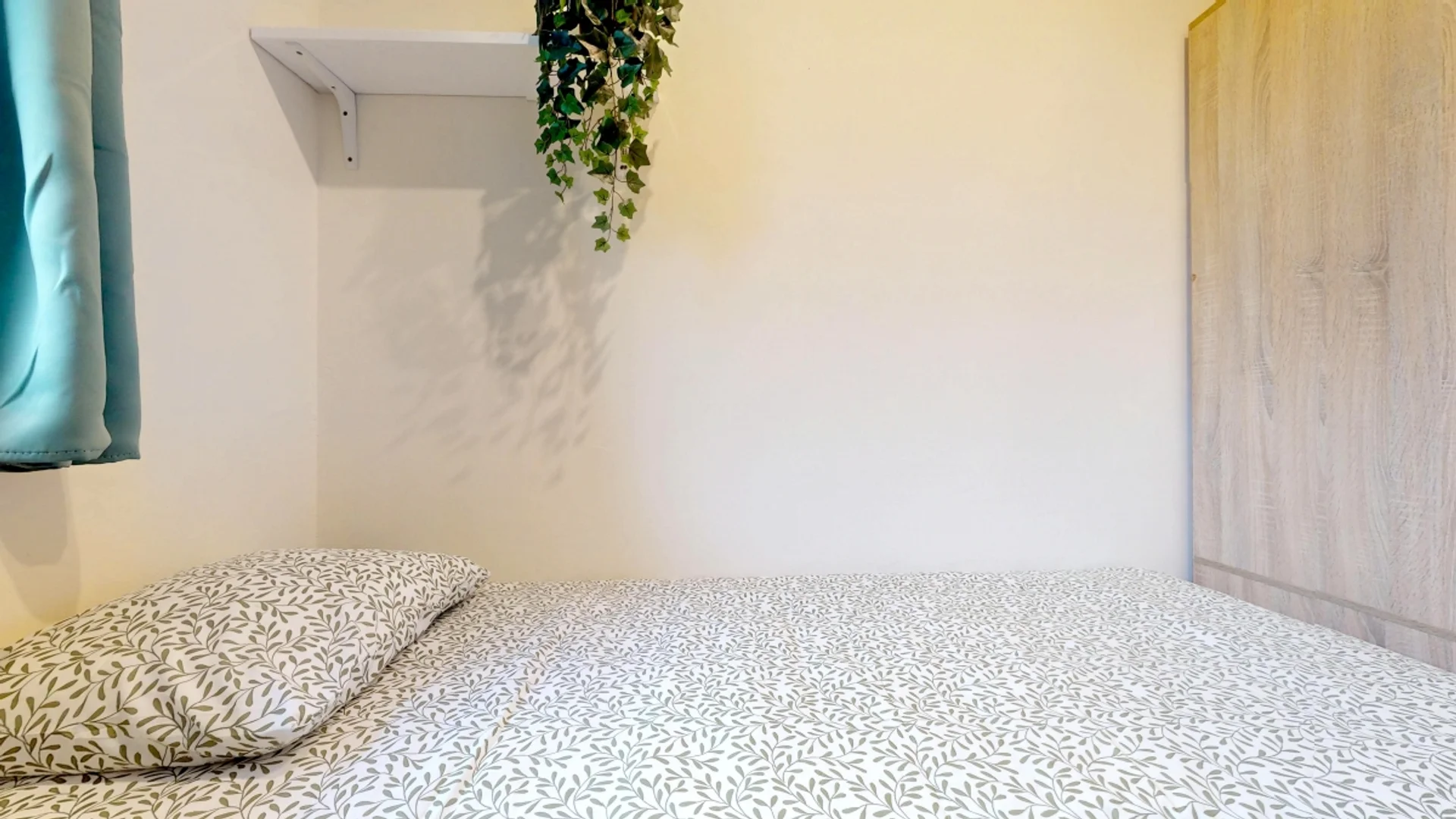 Quarto para alugar em apartamento de estudantes em , totalmente mobilado