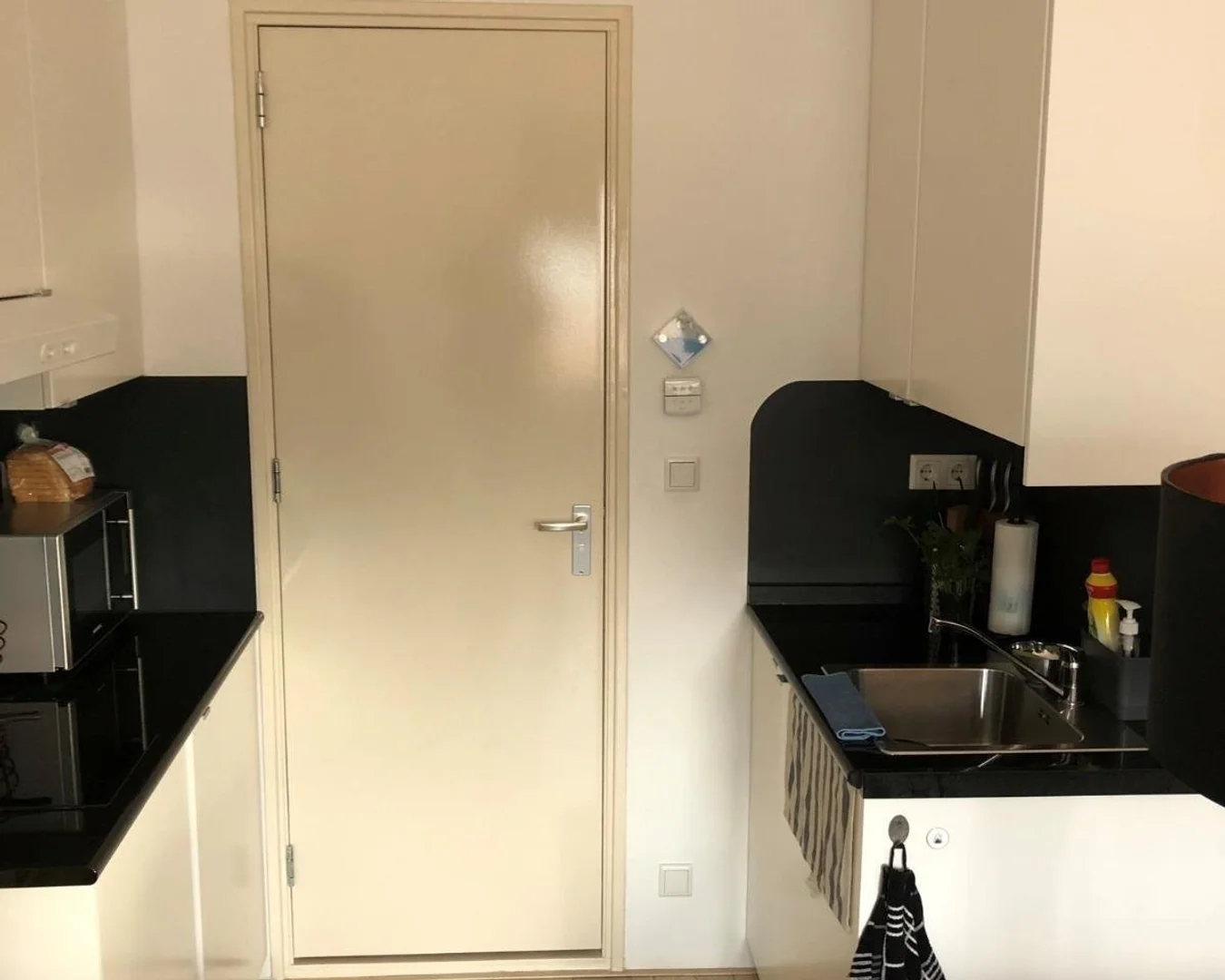 Cómodo estudio para vivir como estudiante en 