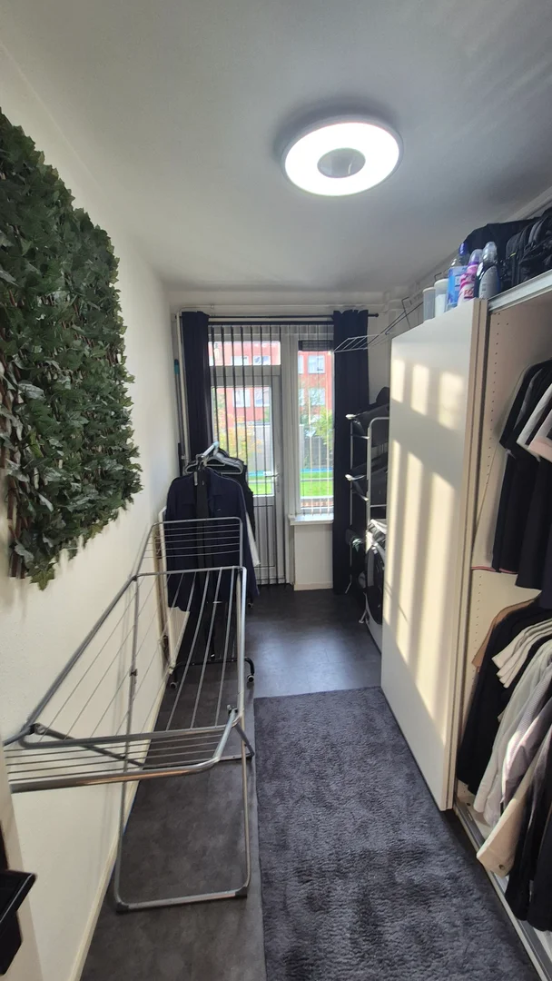 Quarto de estudante económico perto do campus em 
