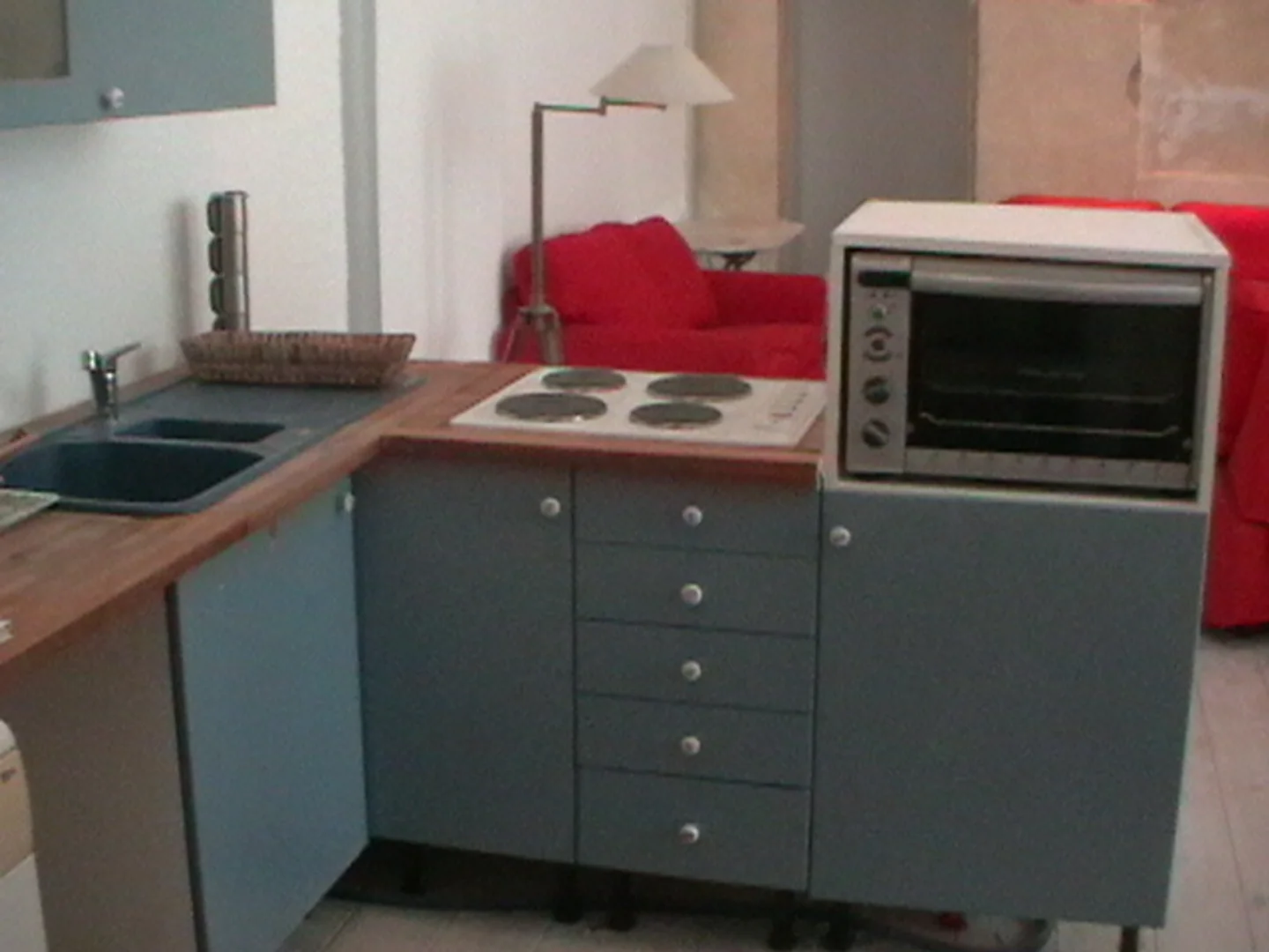 Habitación estudiantil funcional perfecta para estudiar en 
