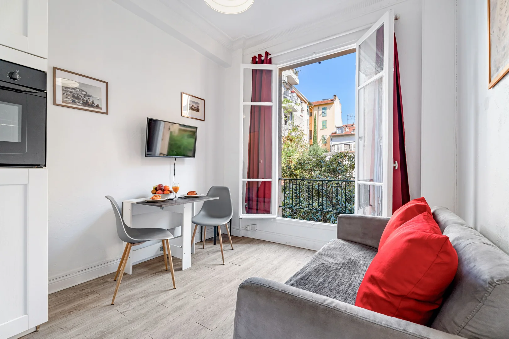 Bright and airy student room with easy university access in