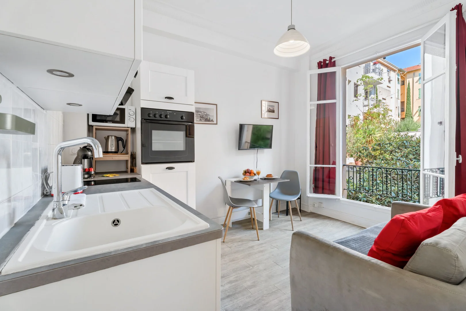 Bright and airy student room with easy university access in