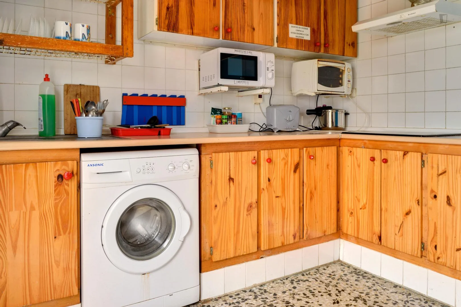  bölgesinde uygun konuma sahip ekonomik öğrenci odası