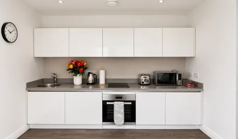 Entire apartment at 6D ALBANY HOUSE, 68-83 STATION ROAD, image 4 of 12