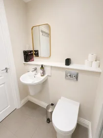 Entire apartment at 6D ALBANY HOUSE, 68-83 STATION ROAD, image 9 of 12