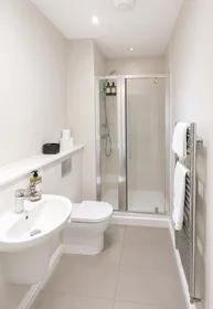 Entire apartment at 6D ALBANY HOUSE, 68-83 STATION ROAD, image 10 of 12