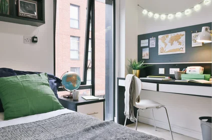 Dairenin tamamı Ikamet yerinde konumu 25 Caledonia St, Liverpool L7 7DX, United Kingdom, 13 18 görüntüsü