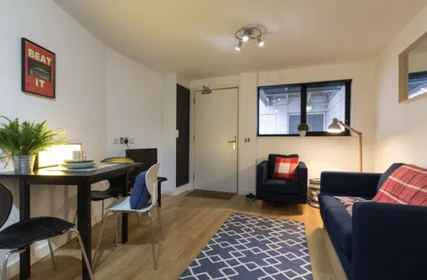 Dairenin tamamı Ikamet yerinde konumu 25 Caledonia St, Liverpool L7 7DX, United Kingdom, 3 18 görüntüsü